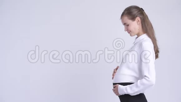 年轻快乐的怀孕女商人看镜头的侧影视频的预览图