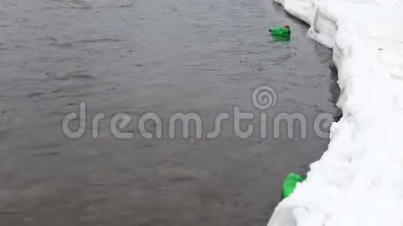 环境污染塑料瓶袋子河里的垃圾垃圾和漂浮在水中的污染慢慢视频的预览图