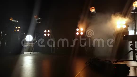 音乐会舞台的特写视频和上面的照明装置烟雾中的烟雾轻轻地打破了黄光和乳晕视频的预览图