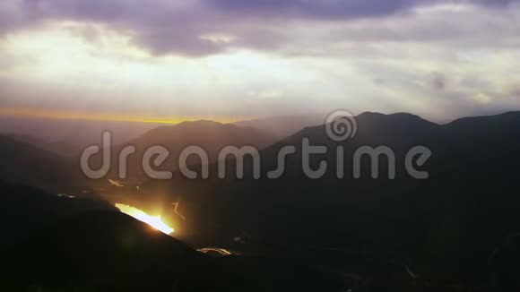 山脉剪影日出空中景观风景黎明阳光山屋村概况野生大自然视频的预览图