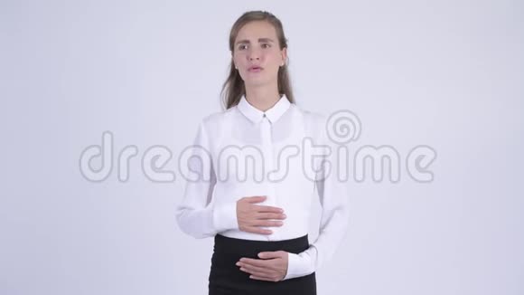 年轻美丽的怀孕女商人思考和等待视频的预览图