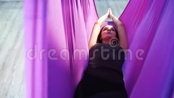 年轻女子在吊床上冥想沙瓦萨纳的姿势视频的预览图
