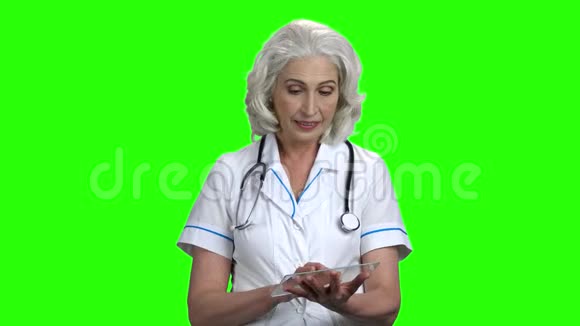 女性医生使用未来的数字平板电脑视频的预览图