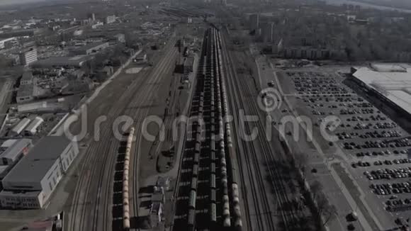 4K无人机飞越铁路在欧洲城市的火车轨道上飞行视频的预览图