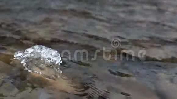 冰融化河水流动冬季喀尔巴阡山脉的山景视频的预览图