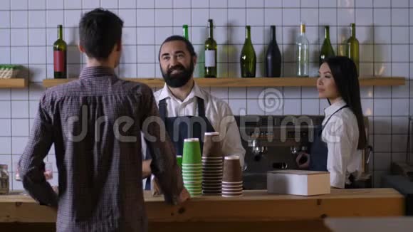 男咖啡师在咖啡厅与客户交流视频的预览图