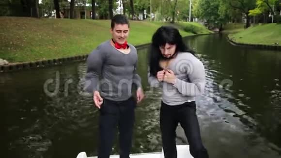 两个穿着假肌肉垫服的帅哥在船上跳舞视频的预览图
