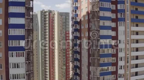 城市住宅多层建筑的鸟瞰图无人驾驶飞机降落在哈尔科夫的房屋立面附近视频的预览图