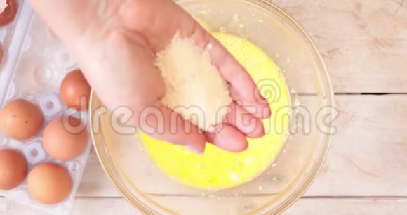 把烤山核桃奶酪和鸡蛋混合在一起视频的预览图
