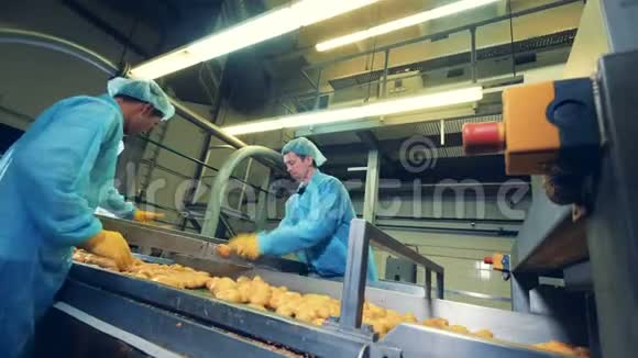 工厂员工正在切土豆视频的预览图