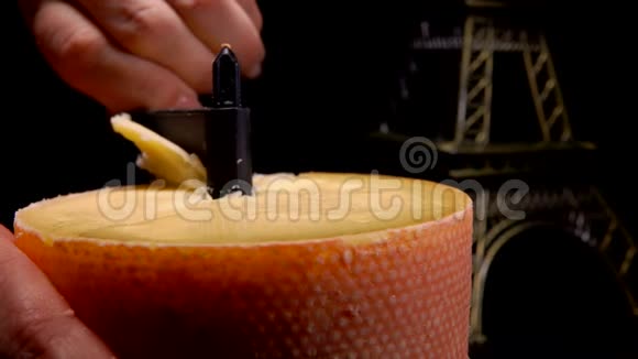吉罗尔刮刀刀切硬法国奶酪视频的预览图