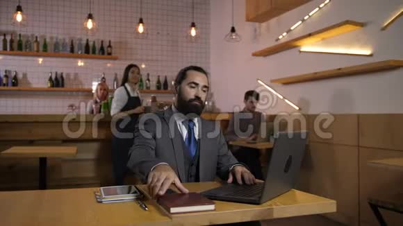 服务员在咖啡厅为商人端咖啡视频的预览图