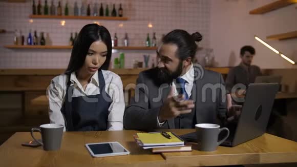 严格的经理斥责咖啡馆的员工视频的预览图