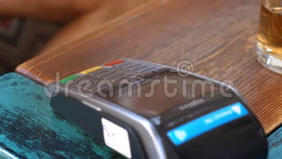 男人用NFC技术支付智能手机信用卡应用在咖啡馆特写观点年轻英俊视频的预览图