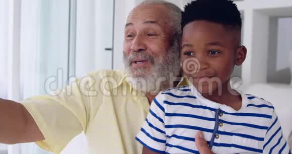 成熟的男人喜欢和孙子在一起视频的预览图