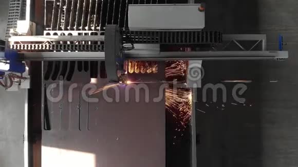 数控气机切割火花金属板材的鸟瞰图视频的预览图