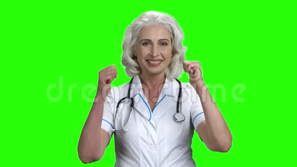 快乐女医生竖起了两个大拇指视频的预览图