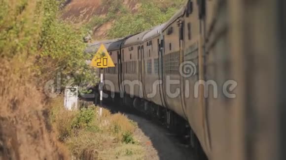 从印度火车尾部的前厅看到视频的预览图