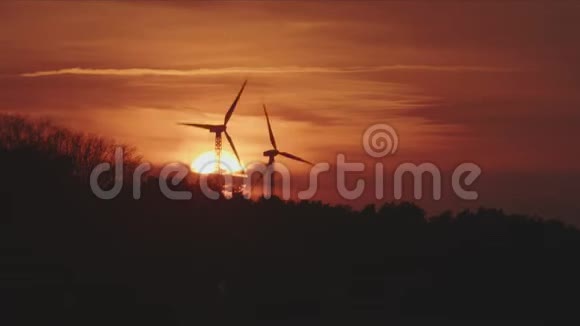 夕阳西下两台风力涡轮机的时间流逝视频的预览图