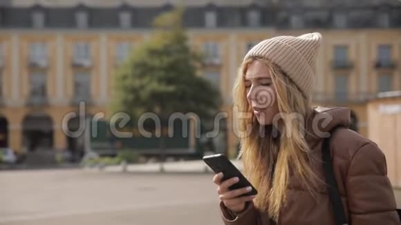 千禧年少女的肖像穿过欧洲老城码头的广场她是视频的预览图