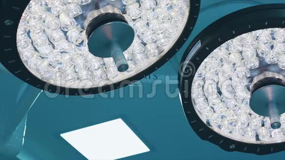 手术室设两盏手术灯蓝光圆形镜头在操纵底部的概念视频的预览图