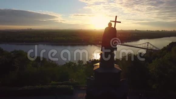 弗拉基米尔王子与基督教十字架在基辅市日落景观视频的预览图