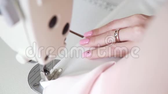 年轻女子用缝纫机缝制织物视频的预览图