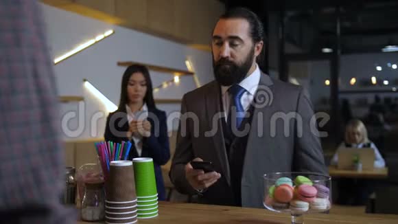 商人在咖啡馆边用手机边点菜视频的预览图