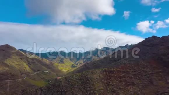 天空上美丽的山和云的空中超脱西班牙加那利群岛特内里费视频的预览图