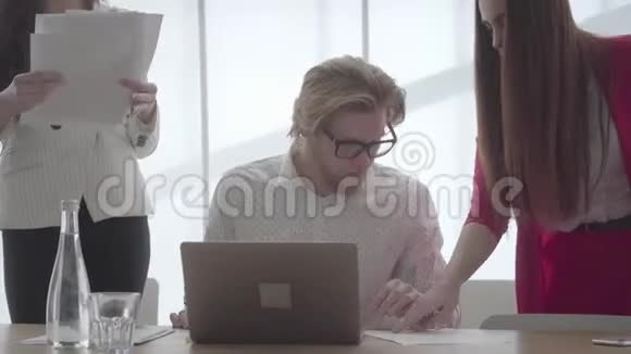 肖像成功自信的商人戴着眼镜坐在一间轻松舒适的办公室里桌上放着上网本视频的预览图