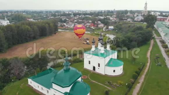 小基督教村气球节一个气球即将在天空起飞苏兹达尔俄罗斯视频的预览图