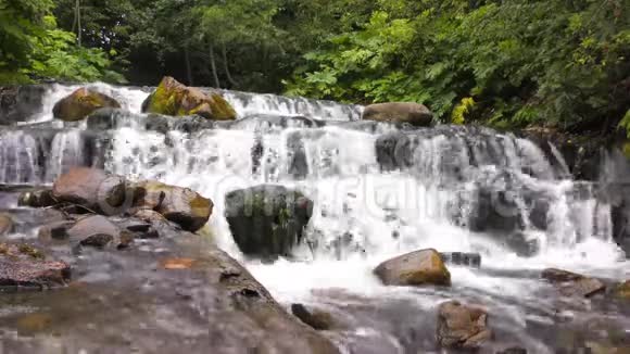 河水落在瀑布上视频的预览图
