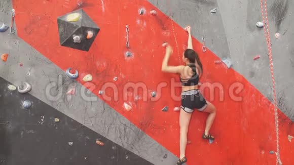 有野心的女孩上攀岩课视频的预览图