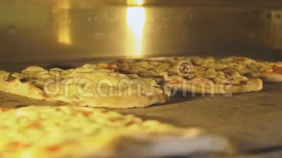 意大利披萨在烤箱里烤视频的预览图