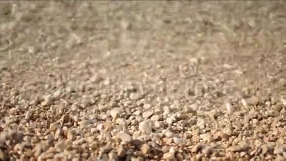 海浪翻滚上岸克罗地亚布雷拉温暖的海洋亚得里亚海清澈的海水卵石滩视频的预览图