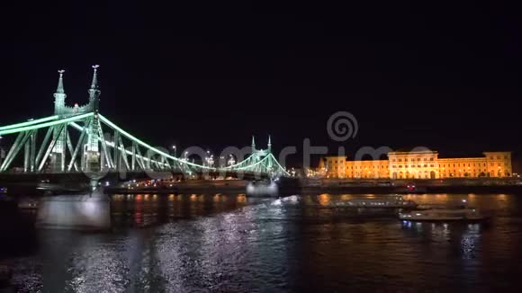 自由桥下的船在夜间照明视频的预览图