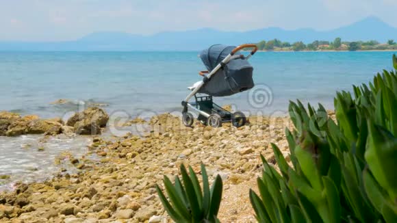 希腊海水附近的婴儿车健康的空气靠近大海的婴儿带海景的幼儿接送视频的预览图