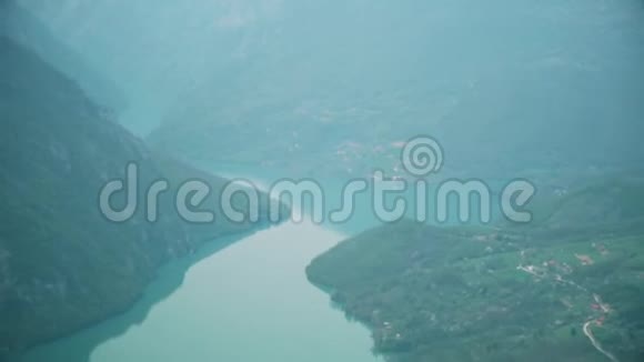 河流穿过欧洲的峡谷视频的预览图