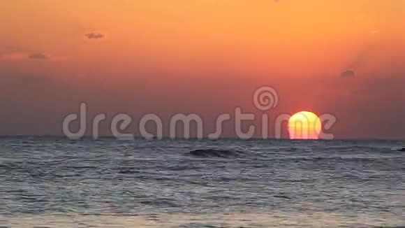 日落于大海视频的预览图