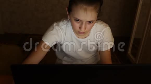 疲惫的少女看着笔记本显示器的屏幕特写镜头1一个年轻女孩看电脑屏幕很累视频的预览图