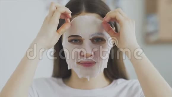 女人从脸上摘下化妆面具看着镜头视频的预览图
