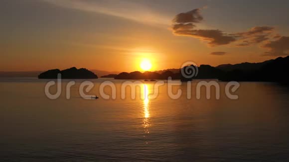 在热带地区的海面上日出太阳从海洋升起菲律宾视频的预览图