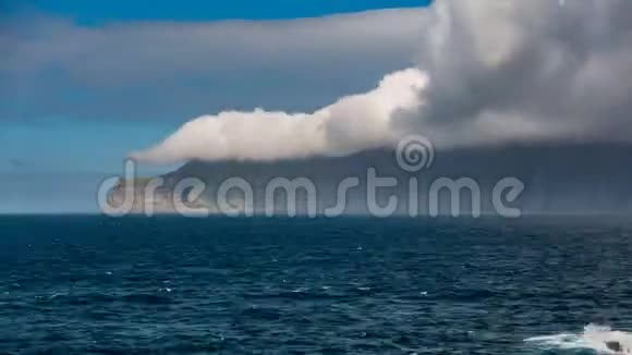 壮观的云层翻过悬崖时间流逝视频的预览图