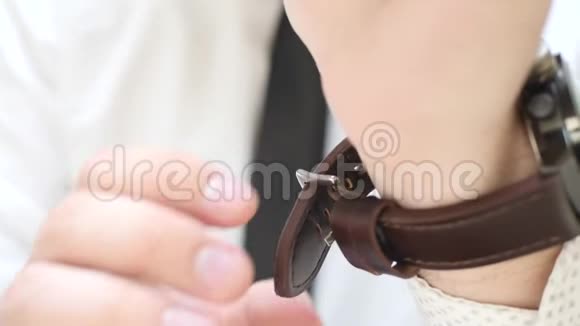 男子手表与皮革棕色支架视频的预览图