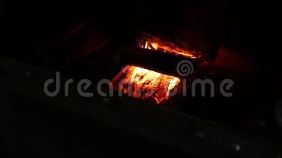 壁炉里燃烧着烧焦的木头视频的预览图