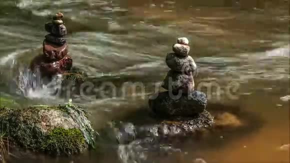 流经禅宗石的水流视频的预览图