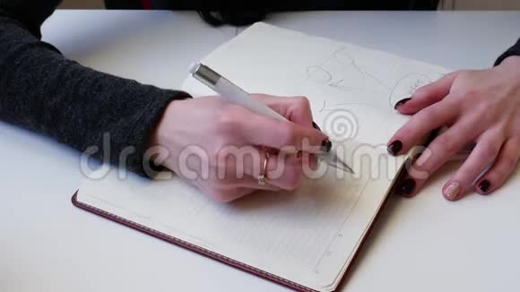4K特写一个女商人为她的商业计划写一个标题美丽的女人手写在笔记本上视频的预览图