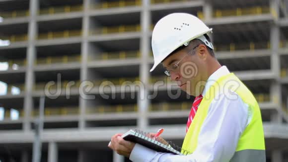 施工工程师穿着衬衫系着安全帽和背心在施工现场工作工作人员的概念视频的预览图