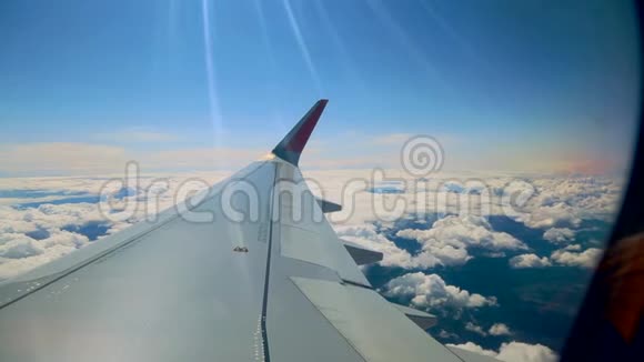 美丽的云和飞机的翅膀从窗口与美丽的蓝天视频的预览图