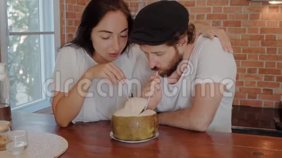 亲密的年轻夫妇享受他们的时光喝着新鲜的椰子视频的预览图